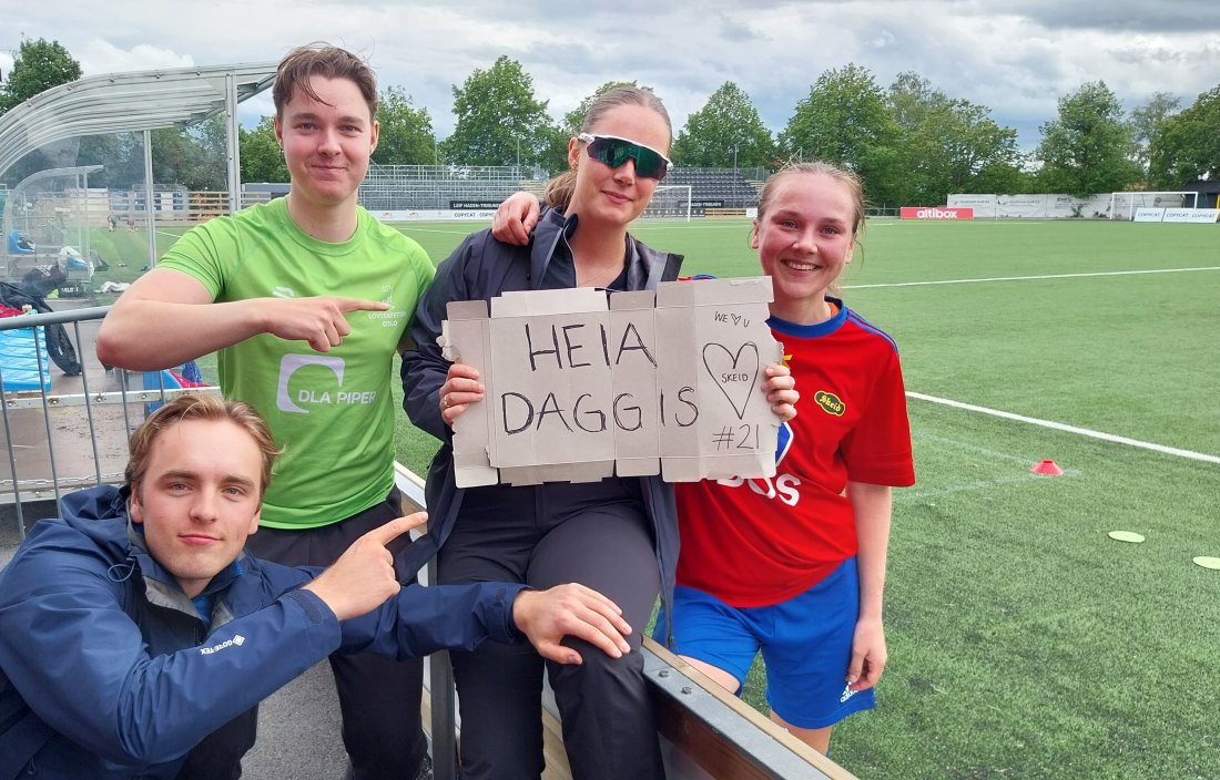 Studiekamerater av Dagrun "Daggis" Derås stilte opp, og storkoste seg med den målrike kampen. "Jeg kommer gjerne igjen", sa Ingeborg Thomassen med plakaten.
