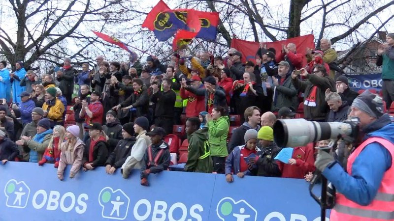 Tidspunktet til tross, var det god stemning på tribunene.