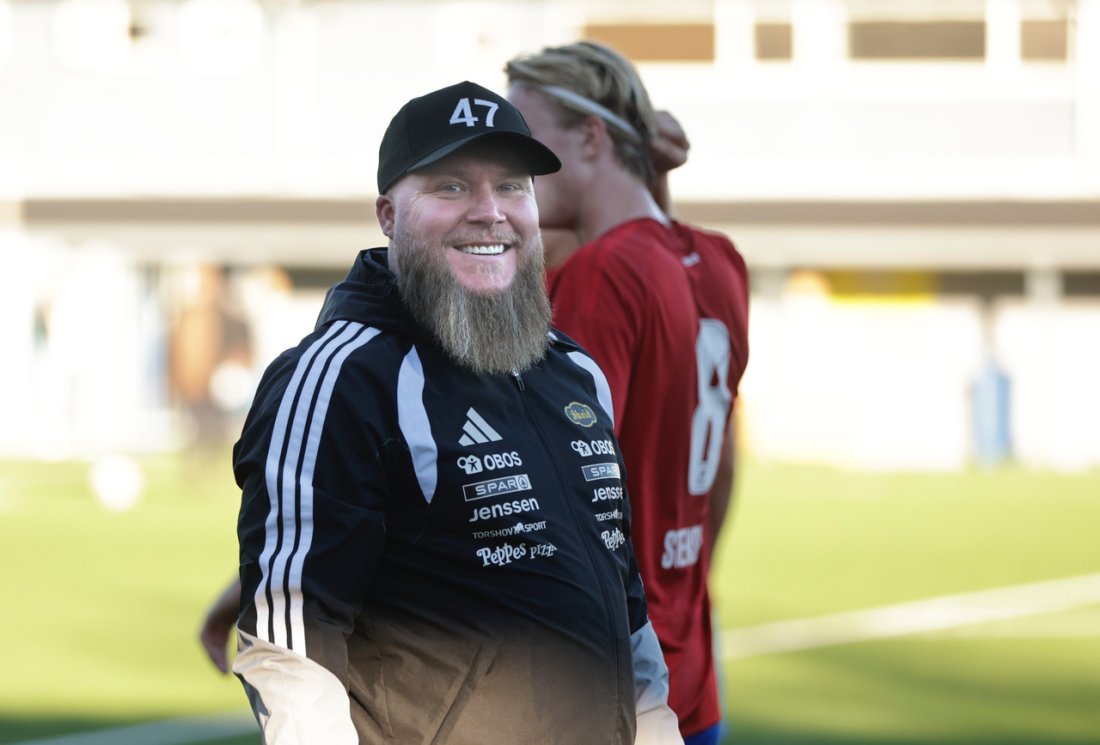 Steffen Landro kunne smile godt i skjegget etter at taktikken satt, og laget hans presterte godt. Foto: Vidar Ruud