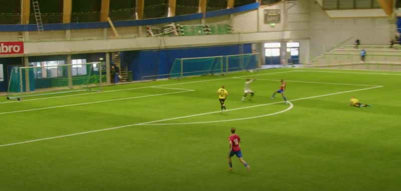 Johnny lobber utenfor, stor sjanse!