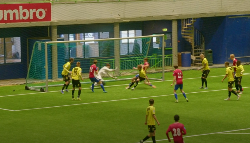 Start setter ballen i eget mål, til 2-1.