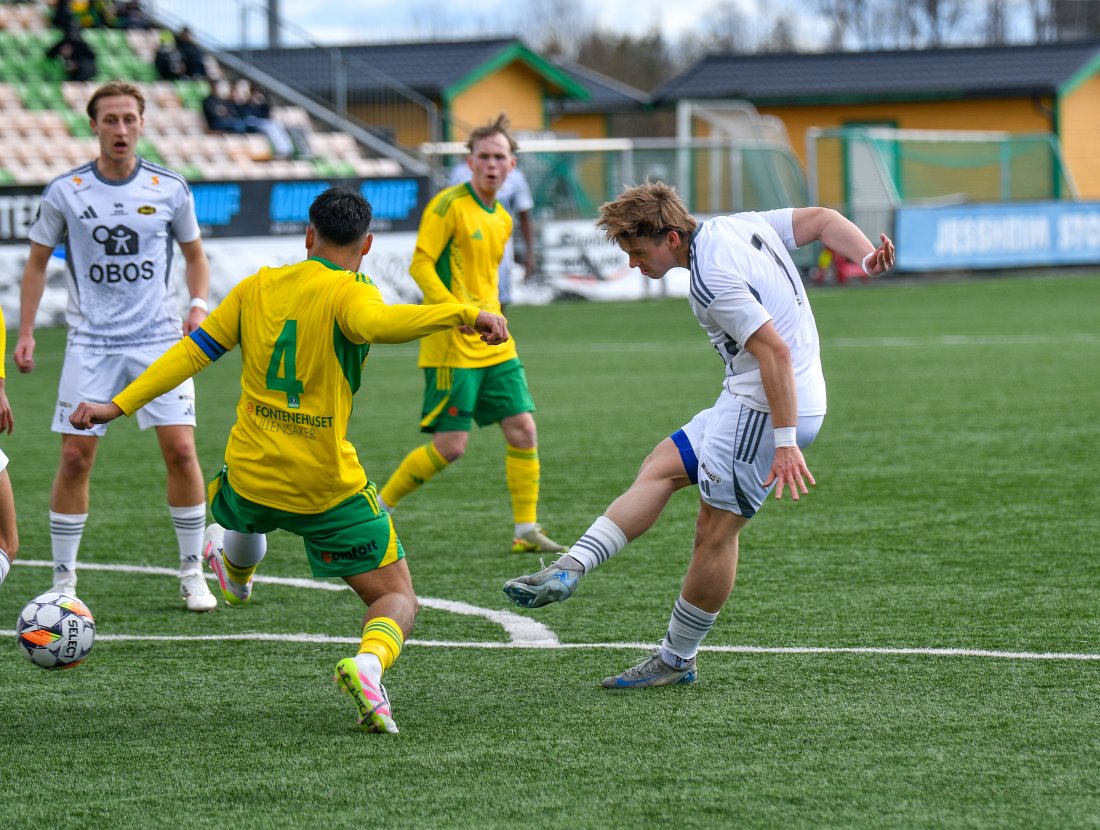 Jesper Fiksdal sender i vei skuddet som gir 1-1.