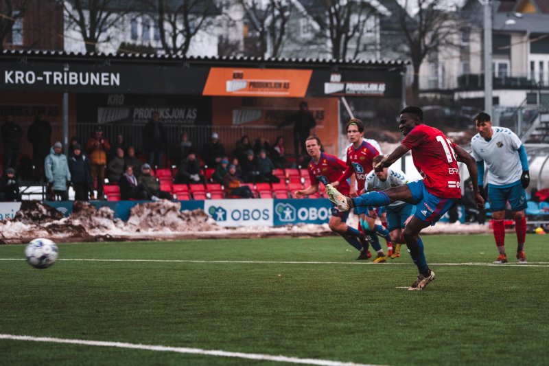 Maxwell Effiom blir tomålsscorer.