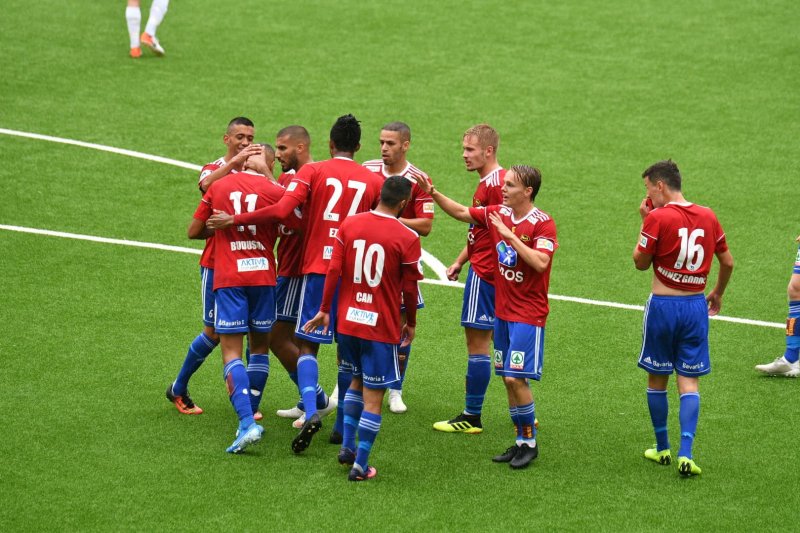 Johnny Buduson blir gratulert etter 1-0-målet.