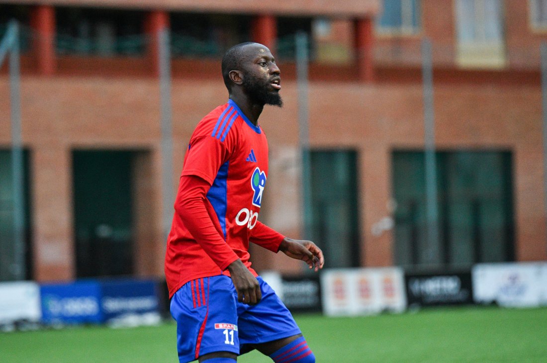 Sully Bojang fikk en smell og måtte ut tidlig i kampen.