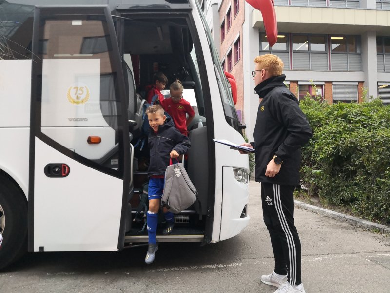 Barna hentes av Schaus Buss